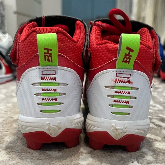 Under Armour Cleats - Picture 4 of 6